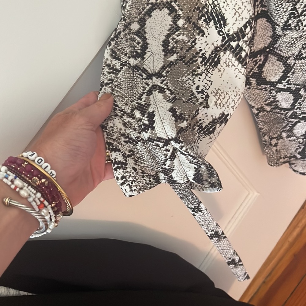 Express snake skinned pattern top - Picture 4 of 6